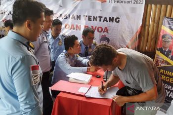 Kemenkumham NTB memberikan pelayanan hukum warga asing di kawasan wisata