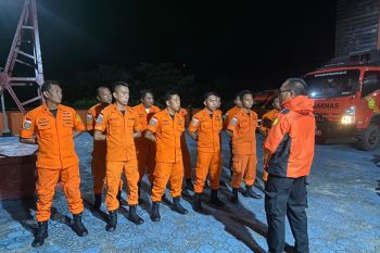 Tim SAR mencari lansia yang dilaporkan hilang di Natuna
