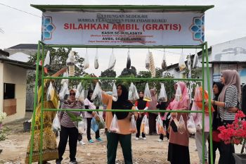 Warga Puri Indah Kualu saling bantu dengan "Gantungan Sedekah"