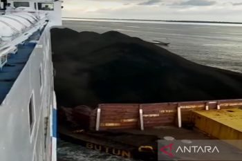 Polda Kalsel selidiki kapal tabrakan yang tumpahkan batu bara ke laut