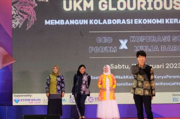 "Crazy Rich" peragakan busana batik karya UMKM