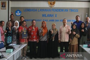 LLDIKTI Wilayah X serahkan SK Mendikbudristek pembukaan Prodi dan perubahan lokasi PTS