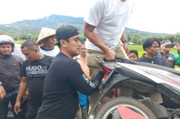 Aksi unik kakak beradik curi motor mogok, otomatis kena ringkus warga