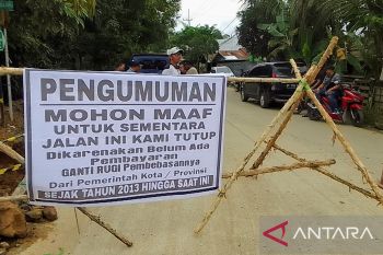 Warga Sungai Kunjang tutup jalan Ring Road 2 tuntut pencairan pembebasan lahan