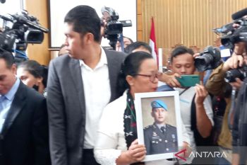Vonis Ferdy Sambo, ibunda Yosua Hutabarat bawa foto ke ruang sidang
