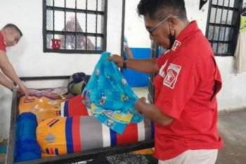 Petugas Rutan Kelas IIA Kota Kendari geledah kamar tahanan warga binaan