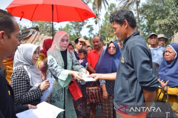TP-PKK Kabupaten Solok serahkan bantuan korban kebakaran di Nagari Kinari