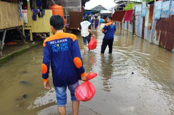 YBM PLN salurkan bantuan makanan siap saji untuk korban banjir Makassar