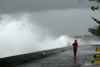 BMKG minta masyarakat pesisir waspadai gelombang tinggi hingga 4 meter pada 18-19 Februari