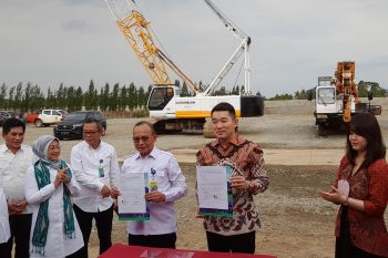 Disaksikan Menaker, VDNI Serahkan Bantuan Alat Berat kepada BPVP Kendari