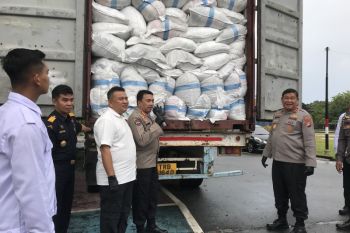 Polda Kepri amankan dua kontainer berisi ribuan karung barang bekas asal Singapura