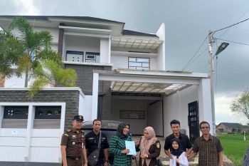 Kejaksaan serahkan barang sitaan terdakwa narkotika