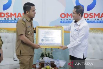 Pemkot Solok terima penghargaan dari Ombudsman Sumbar
