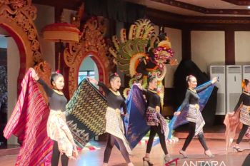 Putri Koster minta pedagang hentikan curi motif endek dan songket Bali