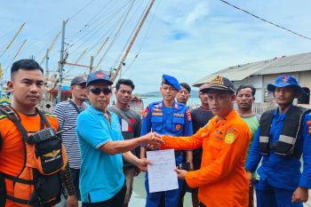 Tim SAR gabungan berhasil mengevakuasi tiga orang awak kapal yang karam di Pulau Sertung
