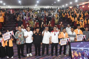 Rektor UNM dan Komisi X DPR serahkan 157 beasiswa KIP