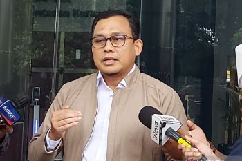 KPK memeriksa tiga anggota DPRD Jatim soal dana hibah