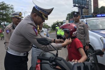Polda Kepri bagikan helm SNI pada pelanggar lalu lintas