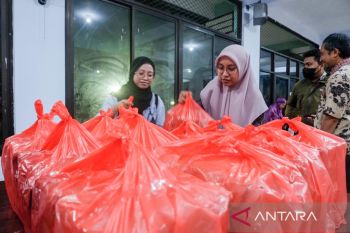 Kominfo Makassar salurkan 260 paket makanan kepada pengungsi banjir