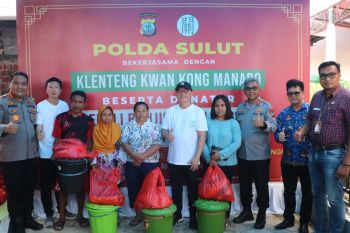Kepolisian bersama Bhayangkari bakti sosial bagi korban banjir di Manado