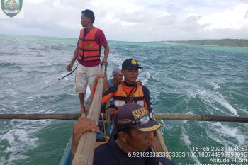 Tim SAR gabungan sisir wisatawan terseret ombak di Pantai Anyer