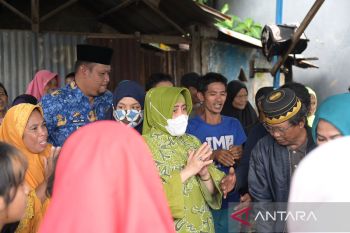 TP PKK Makassar menyalurkan 200 paket sembako untuk pengungsi banjir