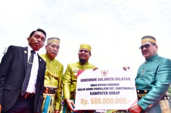 Gubernur Sulsel serahkan Rp500 juta dana hibah untuk Masjid Agung Sidrap
