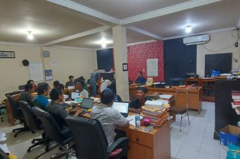 Ratusan warga minta diperiksa polisi terkait kasus pembakaran hotel di Lombok Timur