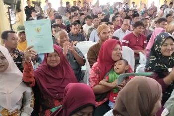 Menteri Hadi bagi-bagi sertipikat di Pelalawan