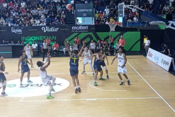 Mountain Gold  atasi perlawanan Elang Pacific Caesar Surabaya 86-80