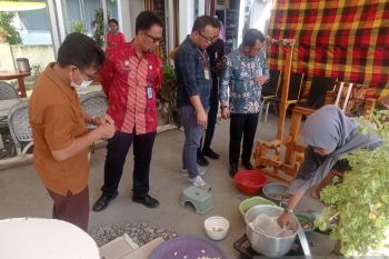 Tim Kemenkumham Sulsel tinjau proses pembuatan Tenun Sutera Sengkang