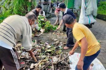 Seluruh desa di Denpasar serentak lakukan aksi kebersihan