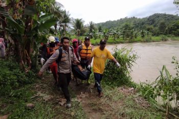 Tim SAR temukan satu korban hanyut meninggal karena terbawah air sungai