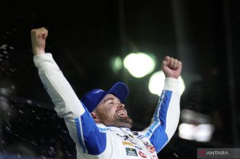 Pebalap Ricky Stenhouse  buat rekor baru di Daytona 500