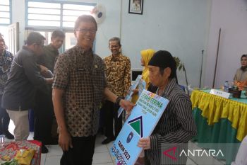 28 warga miskin di OKU terima bantuan program bedah rumah