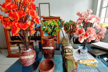 Lapas Talu latih warga binaan buat kerajinan dari koran bekas