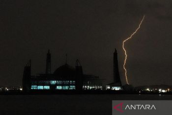 BMKG peringatkan potensi hujan petir di sejumlah kota besar pada Kamis