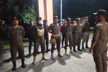 Puluhan botol minuman beralkohol  disita di Kecamatan Siak Kecil