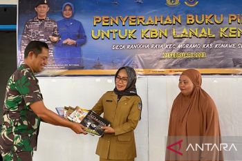 Lanal Kendari berikan bantuan 500 buku di desa binaan KBN
