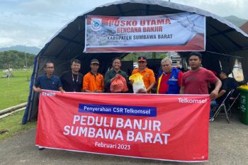 Telkomsel bantu warga terdampak banjir di Sumbawa Barat