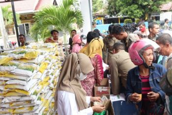 Pemkab Selayar-Perum Bulog menggelar operasi pasar tekan inflasi