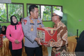 Polda NTB bagikan ratusan paket sembako ke korban banjir bandang Sekotong