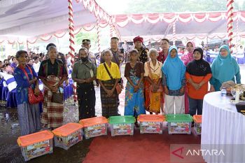 Kapolda bagi sembako untuk warga kurang mampu di Flores