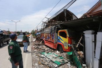 Truk Tabrak Rumah