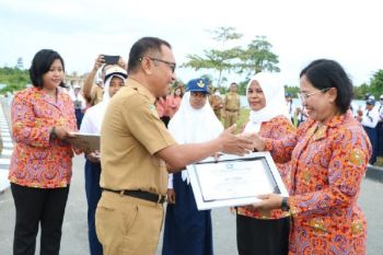 Disdikbud Biak beri penghargaan guru berprestasi SMP Angkasa