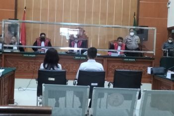 Teddy Minahasa mangkir dalam sidang hari ini