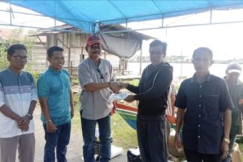 Legislator serahkan bantuan perahu kepada kelompok nelayan di Kapuas