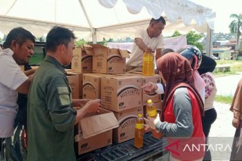 Pemkot Baubau dan Bulog menggelar operasi pasar guna menekan inflasi