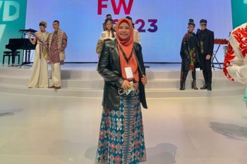 Dekranasda NTB mempromosikan busana tenun di Indonesian Fashion Week 2023