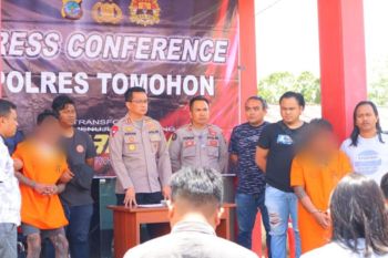 Aniaya polisi, enam warga diborgol, satu di antaranya ditembak
